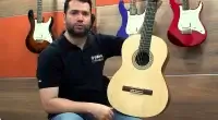 Professor mostrando que Violão Yamaha C40MII é bom